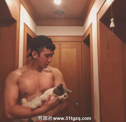 双丁后庭悬空健身，如今的网红帅哥可真奔放厚！ - 51虹马