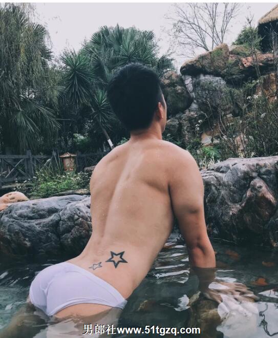 双丁后庭悬空健身，如今的网红帅哥可真奔放厚！ - 51虹马