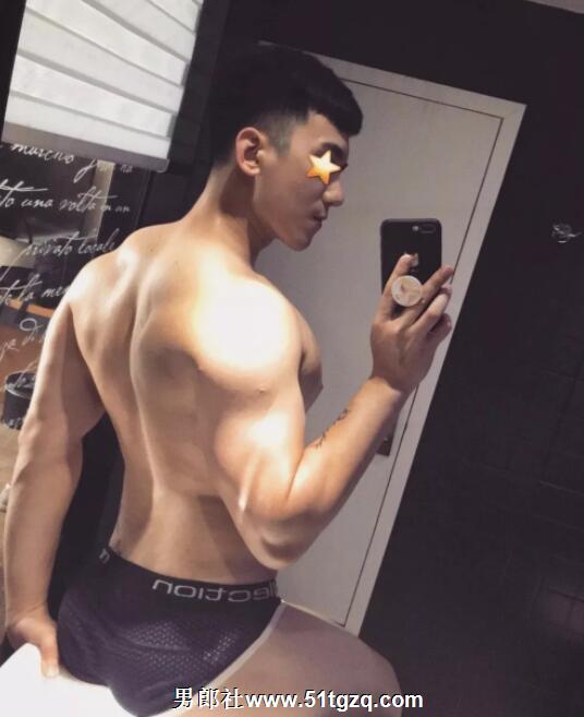 双丁后庭悬空健身，如今的网红帅哥可真奔放厚！ - 51虹马