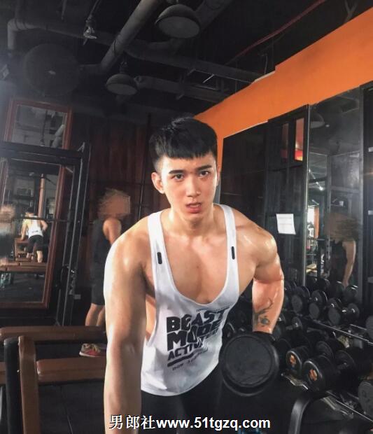 双丁后庭悬空健身，如今的网红帅哥可真奔放厚！ - 51虹马