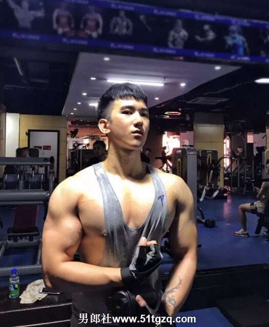 双丁后庭悬空健身，如今的网红帅哥可真奔放厚！ - 51虹马