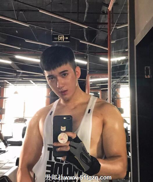 双丁后庭悬空健身，如今的网红帅哥可真奔放厚！ - 51虹马