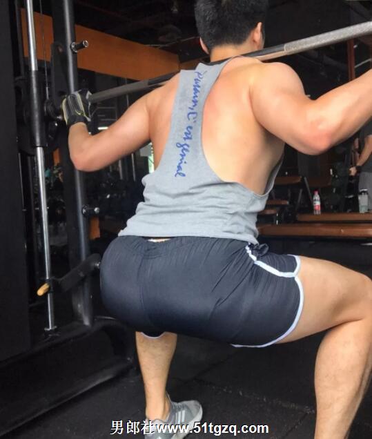 双丁后庭悬空健身，如今的网红帅哥可真奔放厚！ - 51虹马