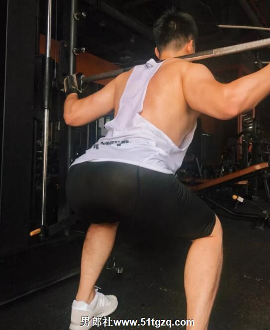 双丁后庭悬空健身，如今的网红帅哥可真奔放厚！ - 51虹马