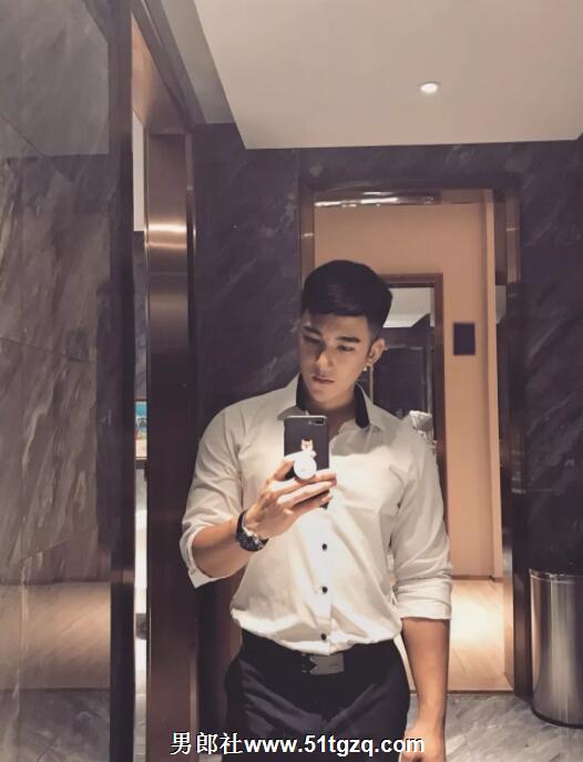 双丁后庭悬空健身，如今的网红帅哥可真奔放厚！ - 51虹马