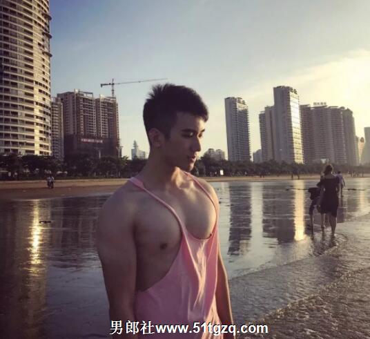 双丁后庭悬空健身，如今的网红帅哥可真奔放厚！ - 51虹马