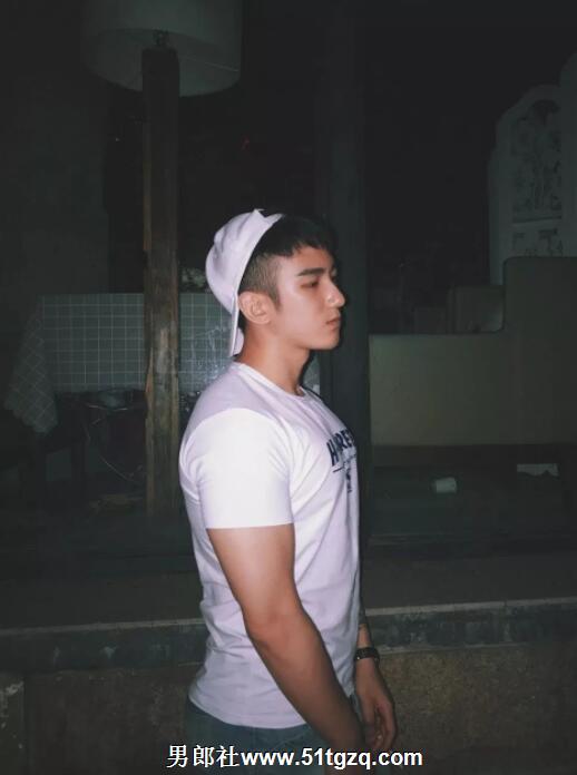 双丁后庭悬空健身，如今的网红帅哥可真奔放厚！ - 51虹马