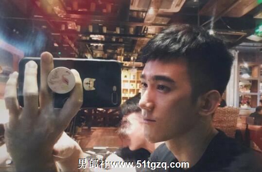 双丁后庭悬空健身，如今的网红帅哥可真奔放厚！ - 51虹马