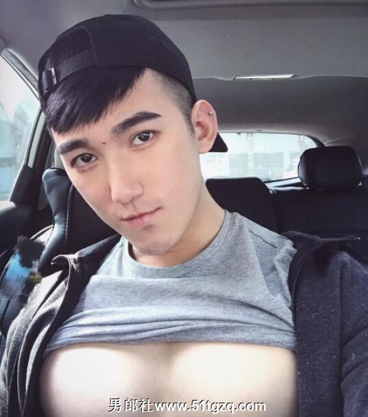 双丁后庭悬空健身，如今的网红帅哥可真奔放厚！ - 51虹马