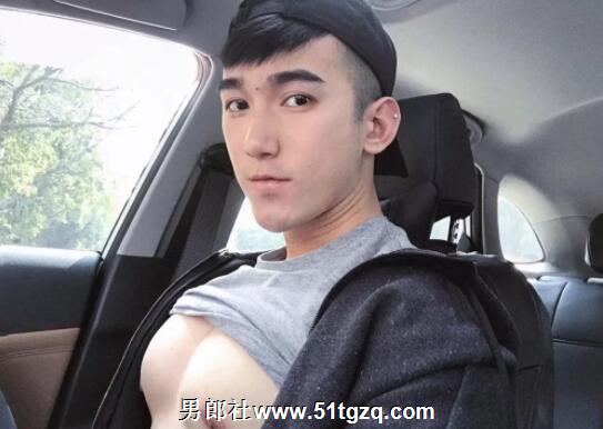 双丁后庭悬空健身，如今的网红帅哥可真奔放厚！ - 51虹马