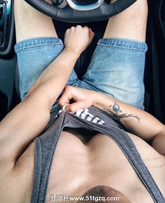 双丁后庭悬空健身，如今的网红帅哥可真奔放厚！ - 51虹马