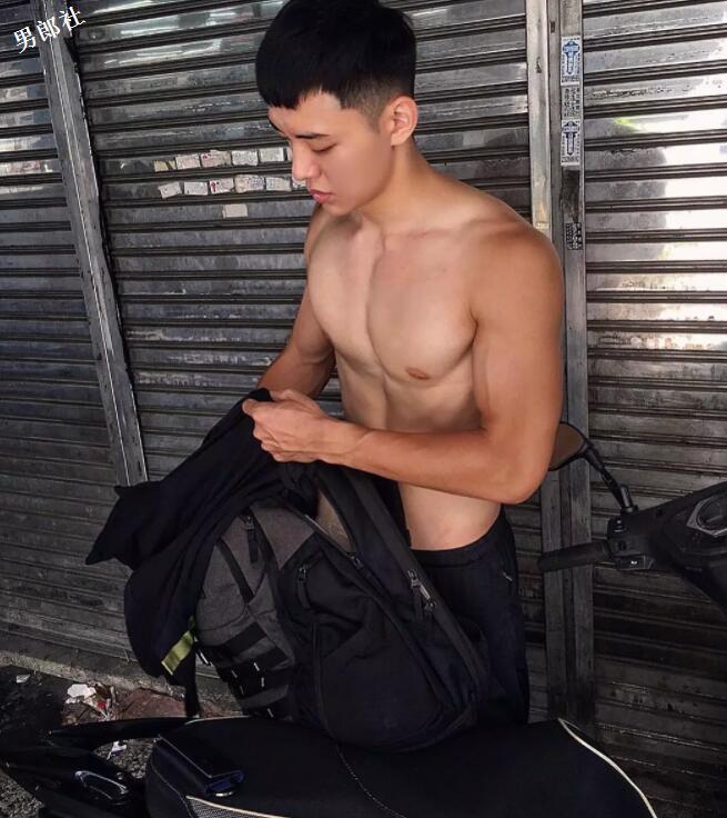 台大体育生小狼狗竟被脱了拍写真，大鼻子大长腿，这公狗腰太Sexy了！ - 51虹马