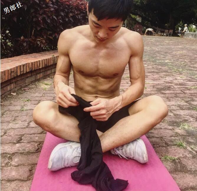 台大体育生小狼狗竟被脱了拍写真，大鼻子大长腿，这公狗腰太Sexy了！ - 51虹马