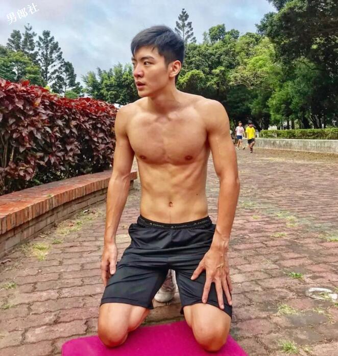 台大体育生小狼狗竟被脱了拍写真，大鼻子大长腿，这公狗腰太Sexy了！ - 51虹马