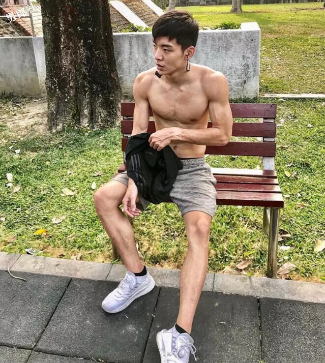 台大体育生小狼狗竟被脱了拍写真，大鼻子大长腿，这公狗腰太Sexy了！ - 51虹马