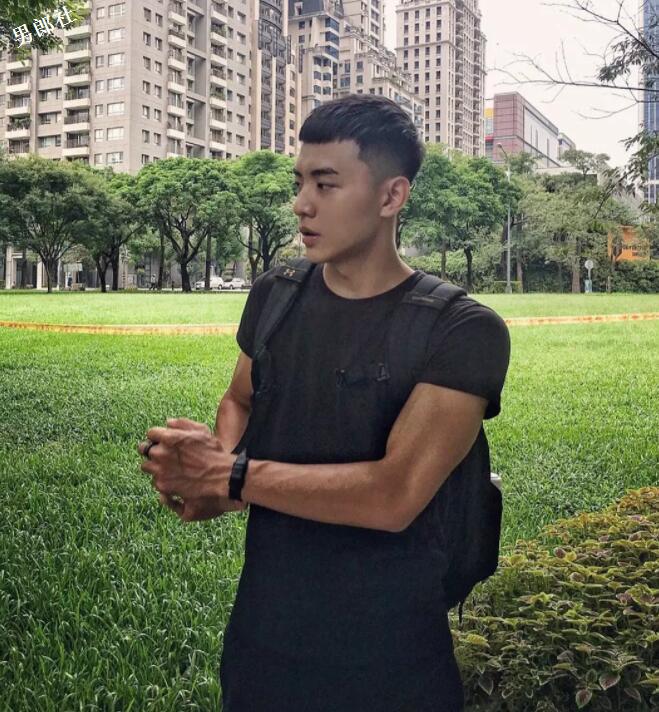 台大体育生小狼狗竟被脱了拍写真，大鼻子大长腿，这公狗腰太Sexy了！ - 51虹马