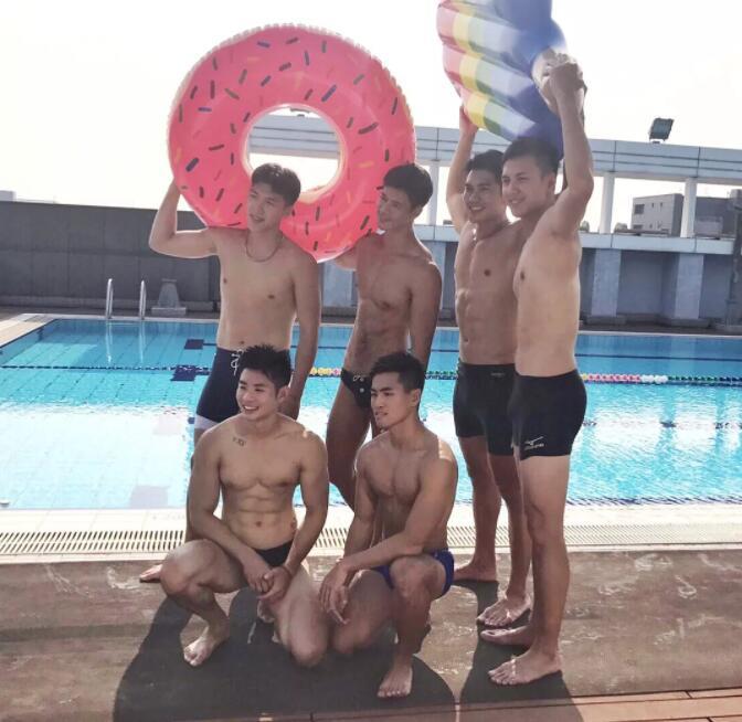 林育群的男友？肌肉教练去参加台湾同志游行 - 51虹马