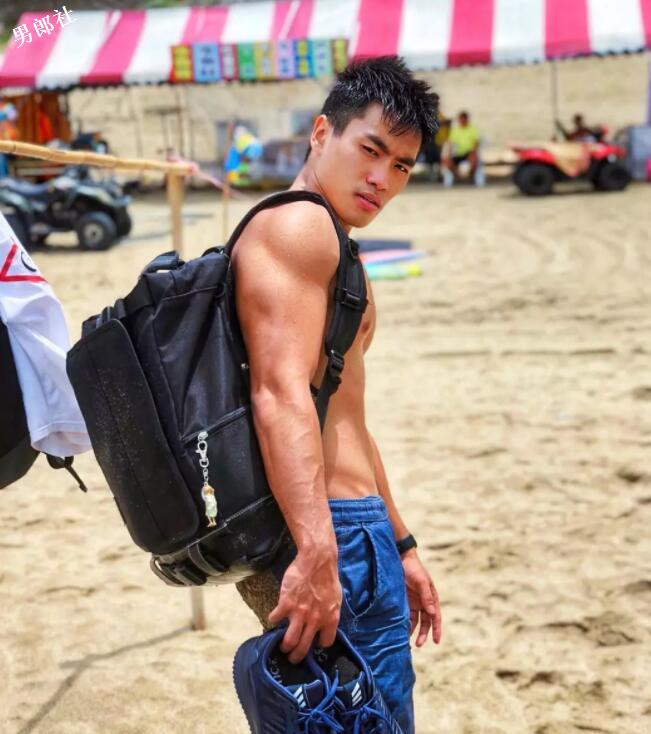 林育群的男友？肌肉教练去参加台湾同志游行 - 51虹马