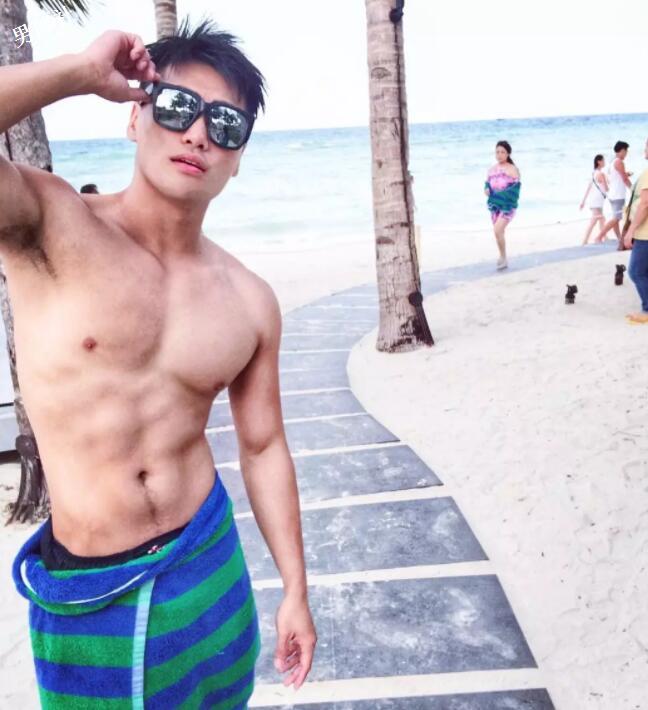 林育群的男友？肌肉教练去参加台湾同志游行 - 51虹马