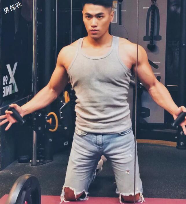 林育群的男友？肌肉教练去参加台湾同志游行 - 51虹马