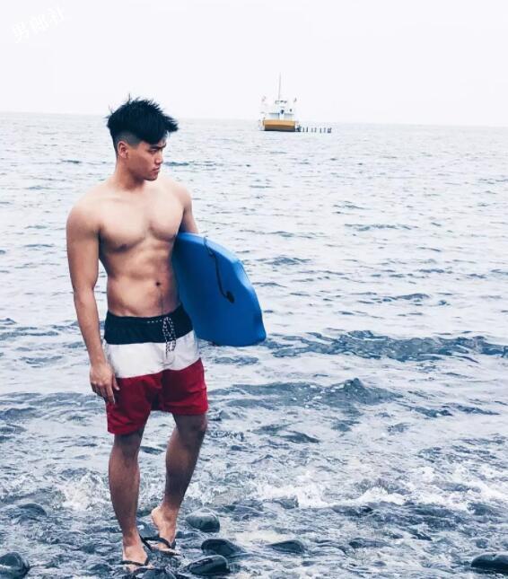 林育群的男友？肌肉教练去参加台湾同志游行 - 51虹马