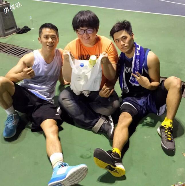 林育群的男友？肌肉教练去参加台湾同志游行 - 51虹马