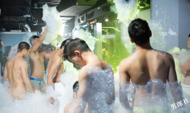 同志电影演员看对眼，真枪实弹被导演撞见 - 51虹马