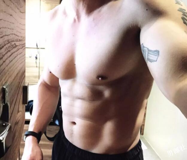 与名媛同游曼谷的天菜大叔难不成是0？网友评价亮了！ - 51虹马