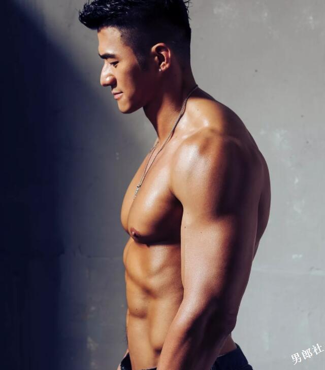 与名媛同游曼谷的天菜大叔难不成是0？网友评价亮了！ - 51虹马