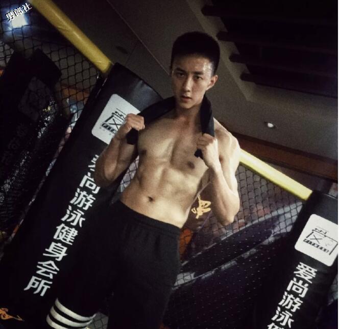 看点∣酷似"吴尊"的退役兵哥变网红硬汉，强大腱子肉身材帅你一脸！ - 51虹马