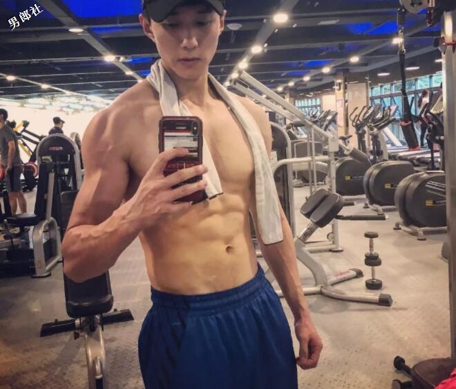 看点∣酷似"吴尊"的退役兵哥变网红硬汉，强大腱子肉身材帅你一脸！ - 51虹马