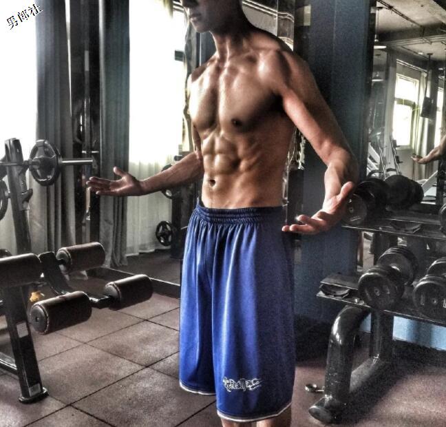 看点∣酷似"吴尊"的退役兵哥变网红硬汉，强大腱子肉身材帅你一脸！ - 51虹马