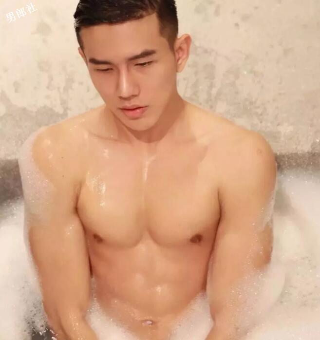 看点∣肌肉外卖小哥放飞自我玩自拍，浴缸里大玩出浴play, 好想共浴! - 51虹马
