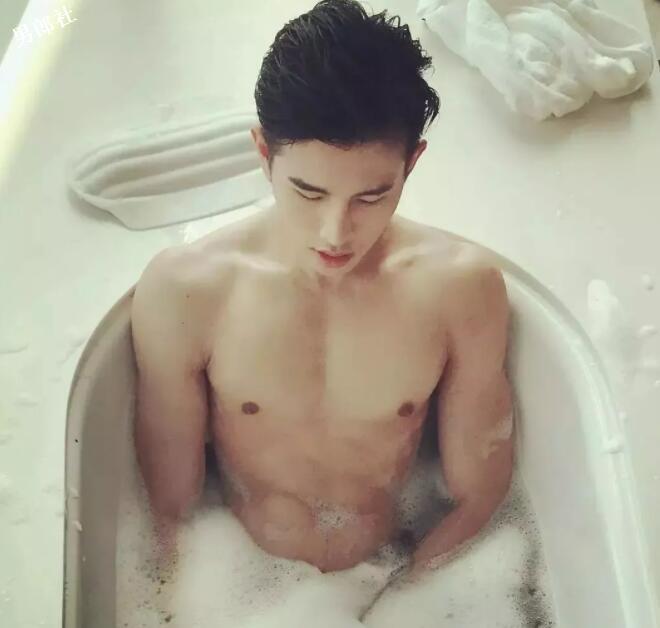 看点∣肌肉外卖小哥放飞自我玩自拍，浴缸里大玩出浴play, 好想共浴! - 51虹马
