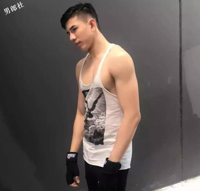 看点∣肌肉外卖小哥放飞自我玩自拍，浴缸里大玩出浴play, 好想共浴! - 51虹马