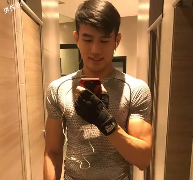 看点∣肌肉外卖小哥放飞自我玩自拍，浴缸里大玩出浴play, 好想共浴! - 51虹马