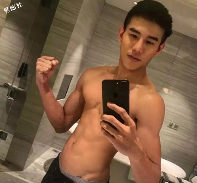 看点∣肌肉外卖小哥放飞自我玩自拍，浴缸里大玩出浴play, 好想共浴! - 51虹马