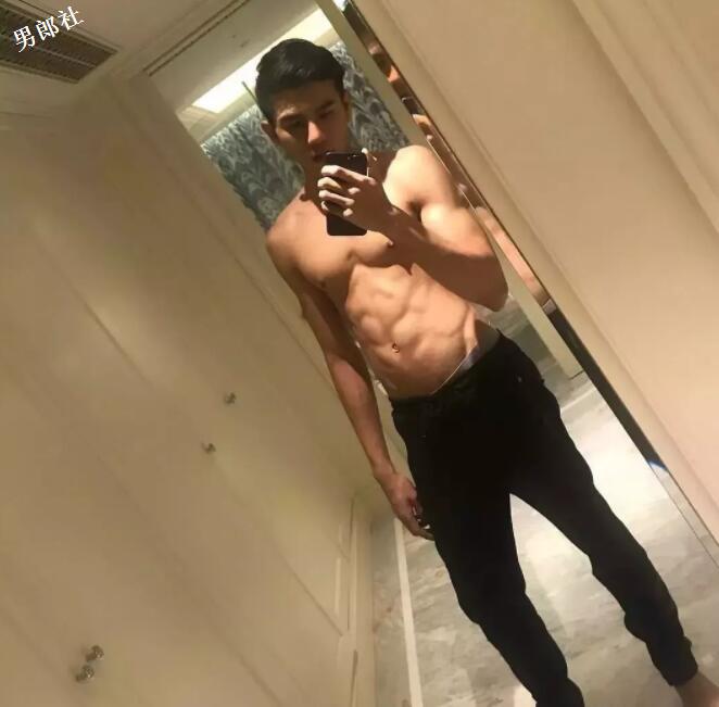 看点∣肌肉外卖小哥放飞自我玩自拍，浴缸里大玩出浴play, 好想共浴! - 51虹马