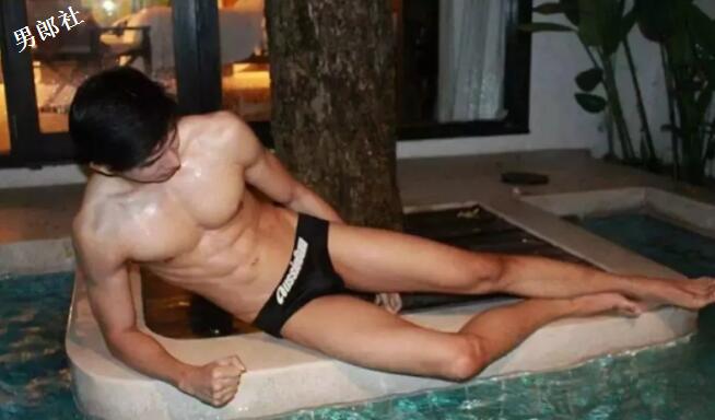 看点∣肌肉外卖小哥放飞自我玩自拍，浴缸里大玩出浴play, 好想共浴! - 51虹马