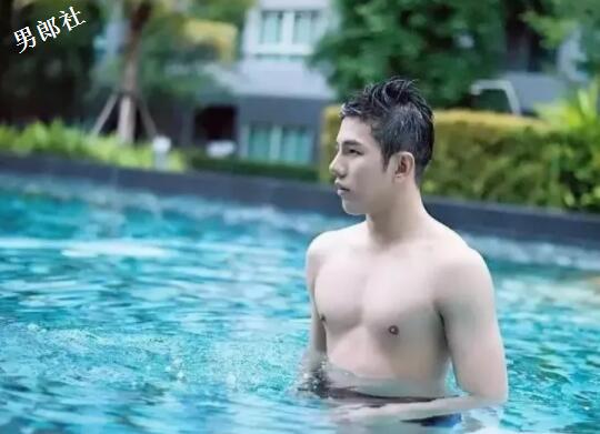 看点∣肌肉外卖小哥放飞自我玩自拍，浴缸里大玩出浴play, 好想共浴! - 51虹马