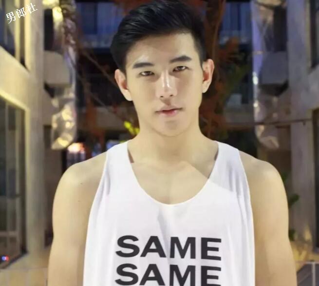 看点∣肌肉外卖小哥放飞自我玩自拍，浴缸里大玩出浴play, 好想共浴! - 51虹马