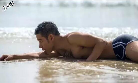 大器肌肉帅哥湿身海边 狼狗诱惑是大还是小 - 51虹马