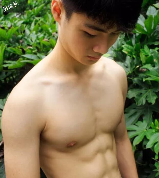 大胸肌小鲜肉一言不合就脱，大家支持他去拍片么？ - 51虹马