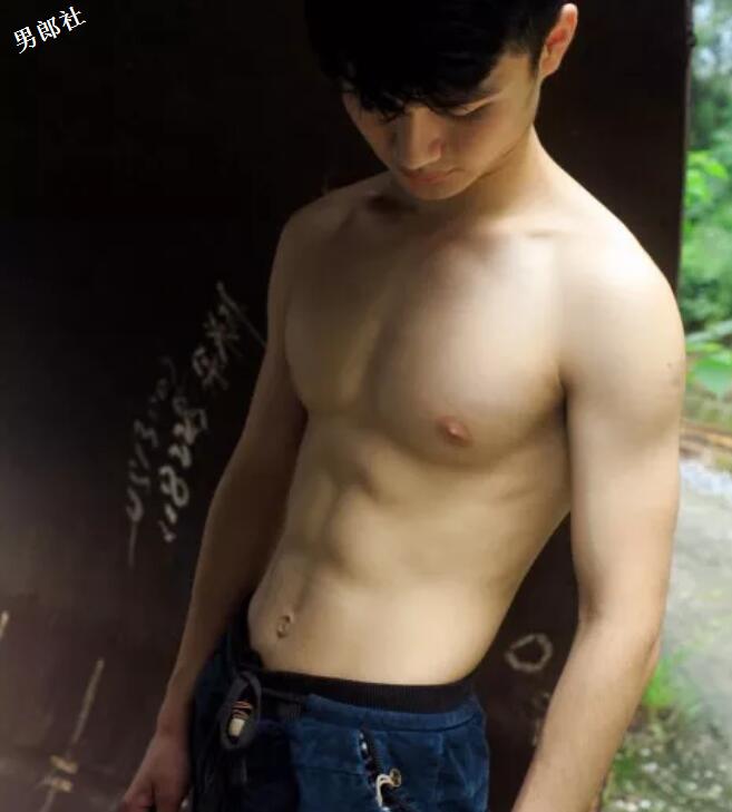 大胸肌小鲜肉一言不合就脱，大家支持他去拍片么？ - 51虹马