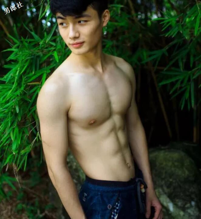大胸肌小鲜肉一言不合就脱，大家支持他去拍片么？ - 51虹马