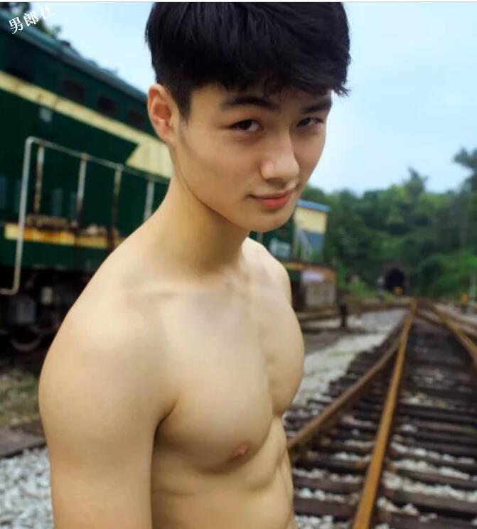 大胸肌小鲜肉一言不合就脱，大家支持他去拍片么？ - 51虹马