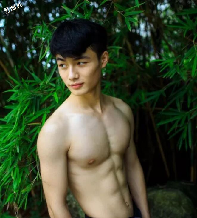 大胸肌小鲜肉一言不合就脱，大家支持他去拍片么？ - 51虹马