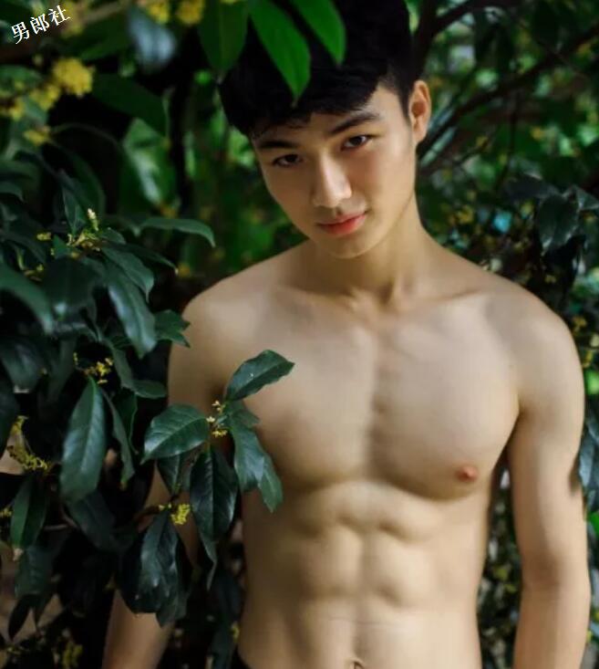 大胸肌小鲜肉一言不合就脱，大家支持他去拍片么？ - 51虹马