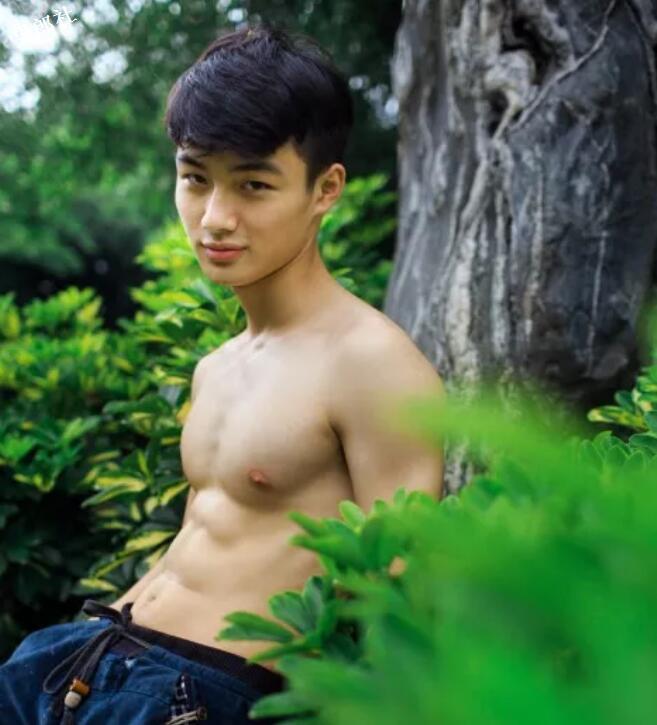 大胸肌小鲜肉一言不合就脱，大家支持他去拍片么？ - 51虹马