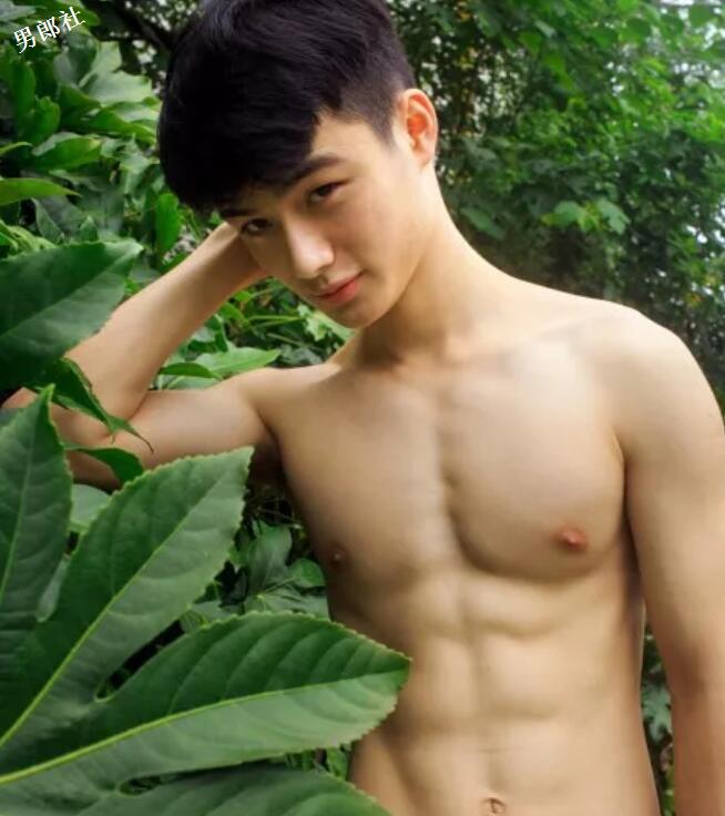 大胸肌小鲜肉一言不合就脱，大家支持他去拍片么？ - 51虹马